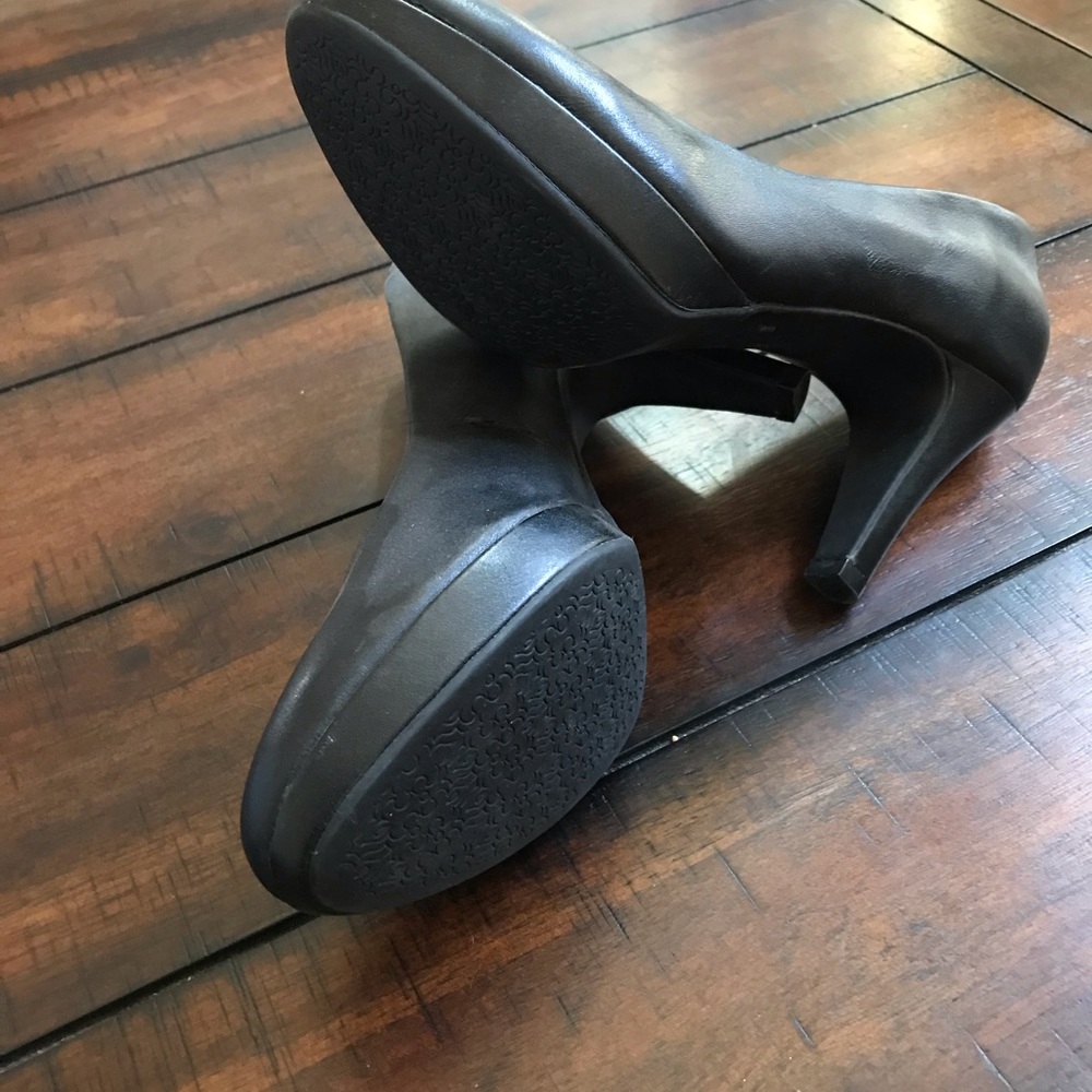 Clark’s black heels size 8